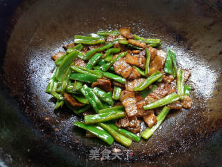 青椒蒜苗炒五花肉的做法步骤：7