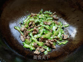 豆豉苦瓜炒肉片的做法步骤：7