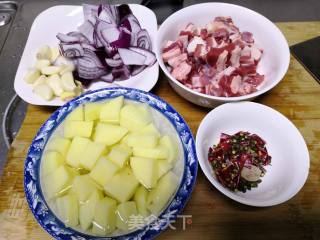 土豆烧牛腩的做法步骤：1