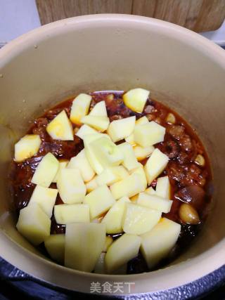 土豆烧牛腩的做法步骤：12
