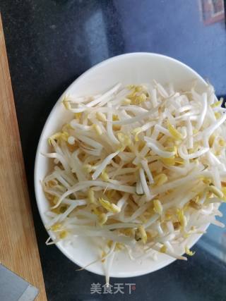 鸡蛋豆芽炒挂面的做法步骤：1