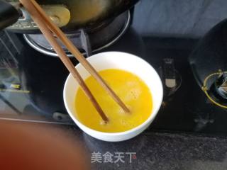 鸡蛋豆芽炒挂面的做法步骤：3