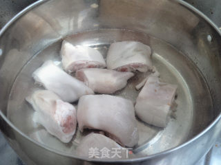 猪蹄烧土豆的做法步骤：2