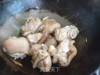 猪蹄烧土豆的做法步骤：4