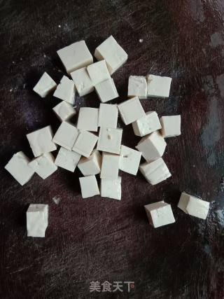 笋瓜鱼丸炒豆腐的做法步骤：2
