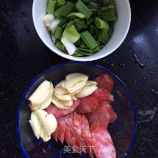 腊肠炒菜花的做法步骤：3
