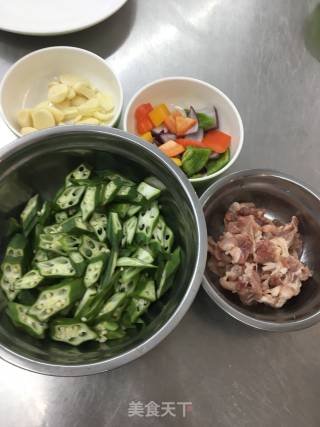 五花肉炒秋葵的做法步骤：1