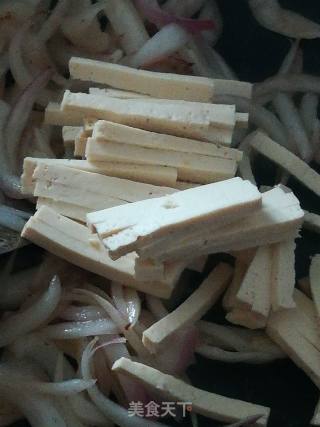 豆腐炒洋葱的做法步骤：3