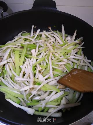 虾皮青萝卜杏鲍菇的做法步骤：3