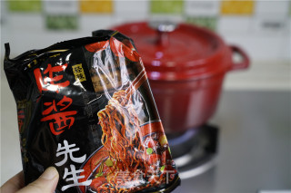 豆芽炸酱面的做法步骤：2