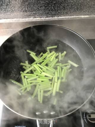 平菇炒香芹的做法步骤：2