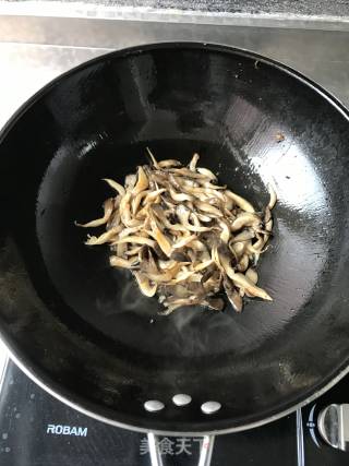 平菇炒香芹的做法步骤：4