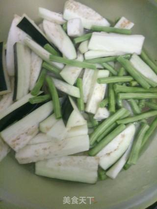 鱼香茄子豆角的做法步骤：1