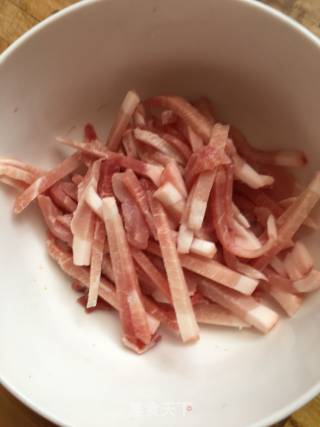 土豆丝炒肉丝的做法步骤：1