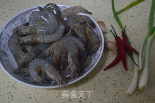 本帮酱油虾的做法步骤：1