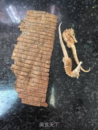 海马杜仲炖龙骨的做法步骤：1