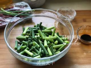 蒜苔炒肉的做法步骤：2