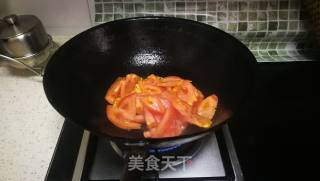 西红柿热汤面的做法步骤：5