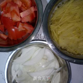 番茄洋葱土豆丝的做法步骤：1