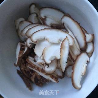 香菇酸辣汤的做法步骤：2