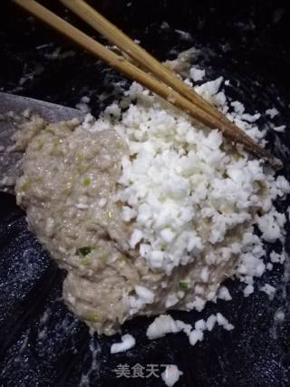 马蹄蒸饺的做法步骤：1