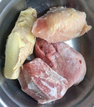 冬日暖汤   花㬵淮山肉汤的做法步骤：1