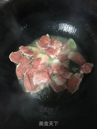 肉片炒花菜的做法步骤：3