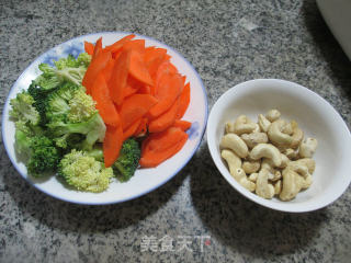 腰果胡萝卜炒西兰花的做法步骤：1