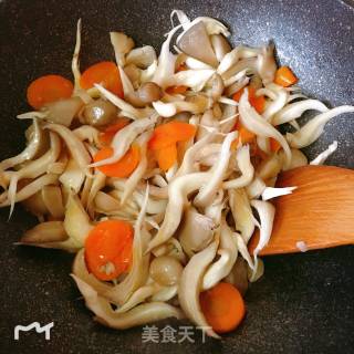 素炒平菇的做法步骤：3