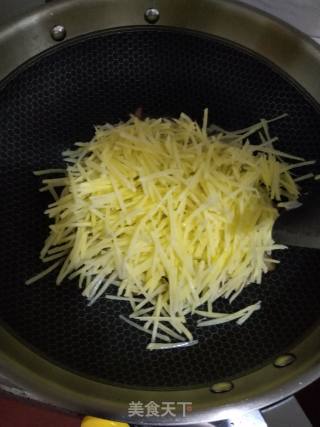 熏肉炒土豆丝的做法步骤：5