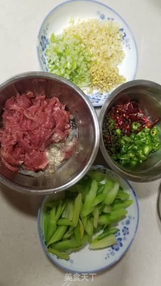 西芹牛肉的做法步骤：1