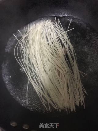 生菜鸡蛋热汤面的做法步骤：1