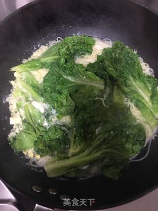 生菜鸡蛋热汤面的做法步骤：4
