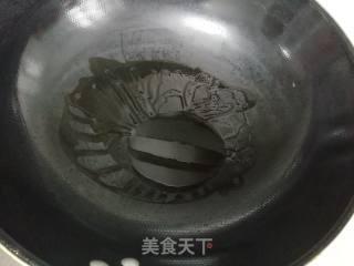 红烧咸草鱼的做法步骤：2