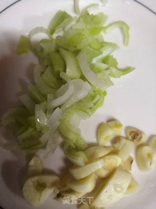 土豆焖鸡块的做法步骤：1