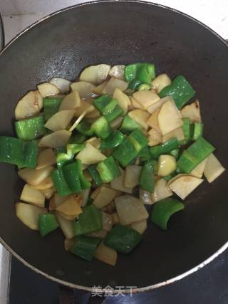 柿子椒素炒土豆丝的做法步骤：2