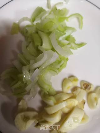 洋葱西红柿炒鸡蛋的做法步骤：2