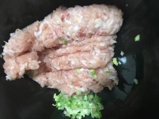 心里美汆肉丸的做法步骤：4