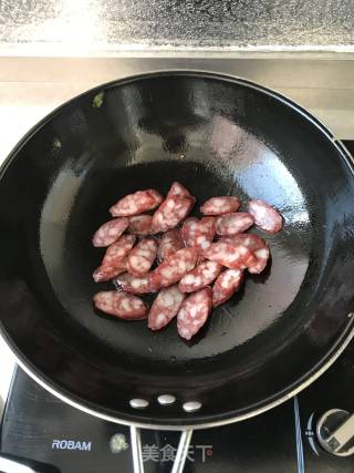 青蒜炒腊肠的做法步骤：3