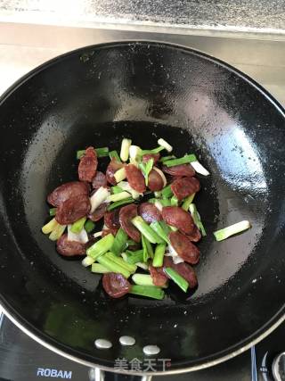 青蒜炒腊肠的做法步骤：6
