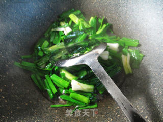 肘花火腿炒大蒜的做法步骤：2