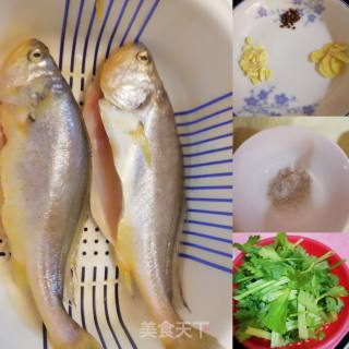 香芹煮黄花鱼的做法步骤：1