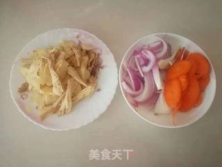 胡萝卜洋葱炒牛板筋的做法步骤：2