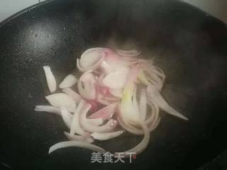 胡萝卜洋葱炒牛板筋的做法步骤：3