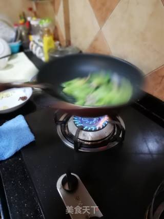牛肉抄莴笋的做法步骤：3