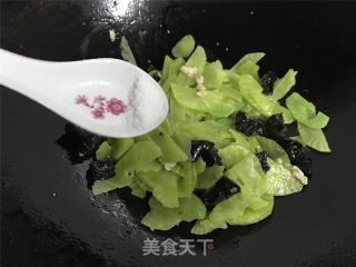 黑木耳莴笋肉片的做法步骤：8