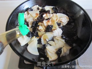 木耳冬笋炒鸡片的做法步骤：8