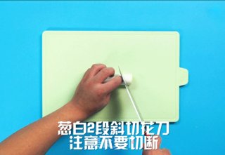 米其林厨师秘制的红烧海参的做法步骤：1