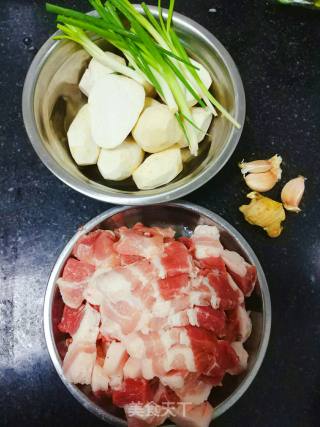 香芋焖五花肉的做法步骤：1