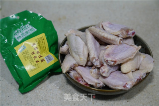 鲜辣版奥尔良烤翅的做法步骤：1